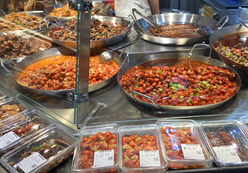 胖東來調(diào)改店熟食區(qū)火爆：食品機械藏著 “吸客” 密碼