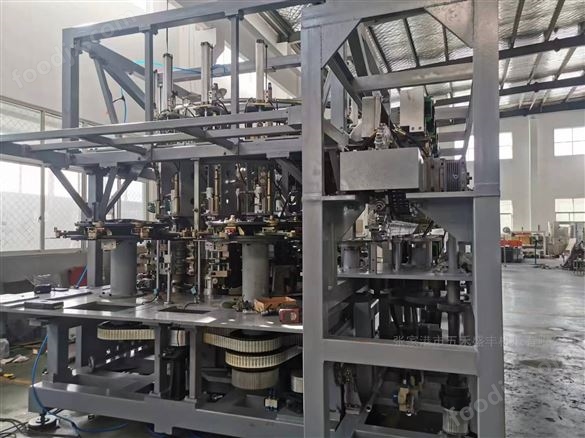 吹灌旋一體機(jī)-高速吹瓶灌裝線